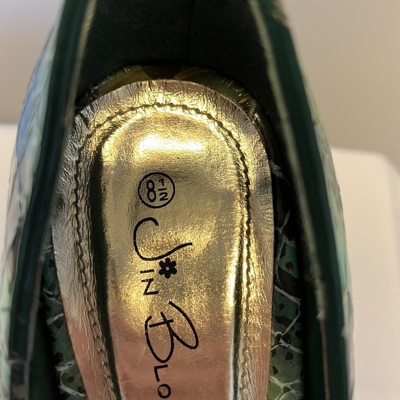 Turquoise faux snakeskin peep toe heels - Picture 10 of 10